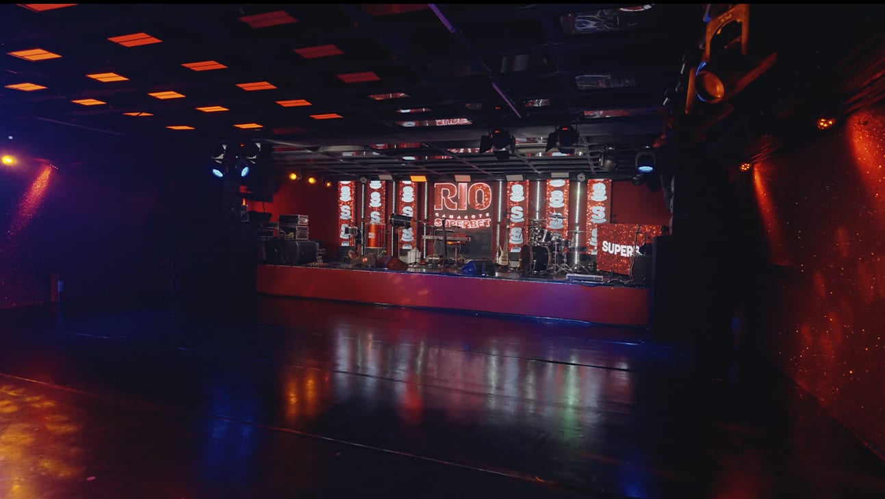 Interior do Camarote Rio com palco e iluminação